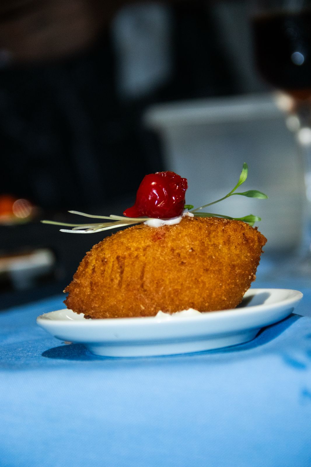 Coxinha gourmet decorada com microverdes
